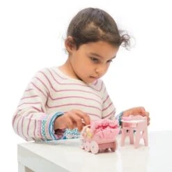Accessoire Maison De Poupée 'Set Nurserie' Le Toy Van® - Jouets En Bois -Bois Jouets Magasin accessoire maison de poupee set nurserie le toy van jouets en bois 1