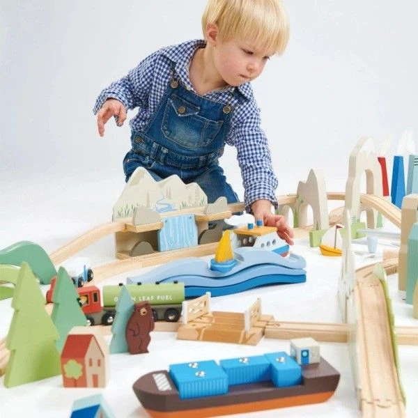 Circuit De Train Géant En Bois Vue Sur La Montagne Tender Leaf Toys® - Jouets En Bois 12 Circuit De Train Géant En Bois Vue Sur La Montagne Tender Leaf Toys® - Jouets En Bois – Image 10