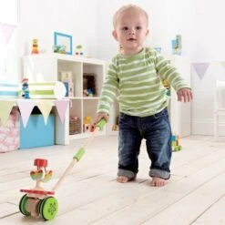 Canne à Pousser Tourniquet à Papillons Hape®- Jouets Bio Hape -Bois Jouets Magasin hape canne a pousser tourniquet a papillons jouets bio hape 3