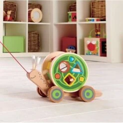 Jouet à Tirer Escargot Roulant Avec Jeu De Formes Hape®- Jouets Bois -Bois Jouets Magasin hape jouet a tirer escargot de formes jouets hape 4