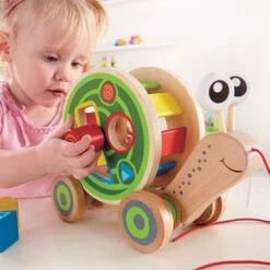 Jouet à Tirer Escargot Roulant Avec Jeu De Formes Hape®- Jouets Bois -Bois Jouets Magasin hape jouet a tirer escargot de formes jouets hape 5