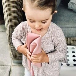 Seau De Plage Enfant En Silicone Vieux Rose Scrunch® - Jouets De Plage -Bois Jouets Magasin seau de plage enfant en silicone vieux rose scrunch jouets de plage 2