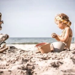 Seau De Plage Enfant En Silicone Œuf De Canard Scrunch® - Jouets De Plage -Bois Jouets Magasin seau en silicone oeuf de canard scrunch jouets de plage 2